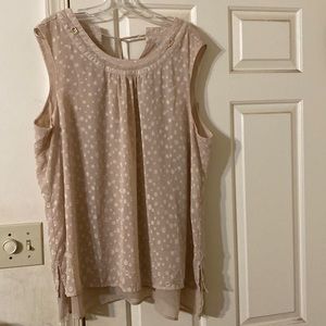 Beautiful sleeveless blouse. Sexy tie in back. Great for an summer evening!